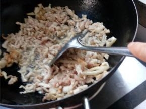 锅中倒入油将肉丝煮一会