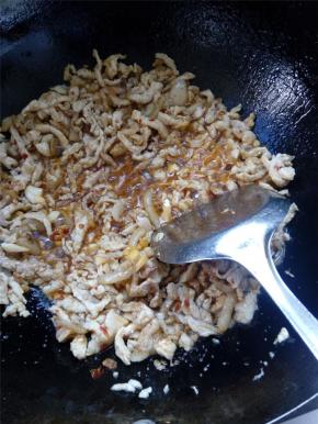 将肉丝煮到金黄