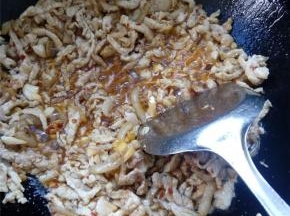 将肉丝煮到金黄