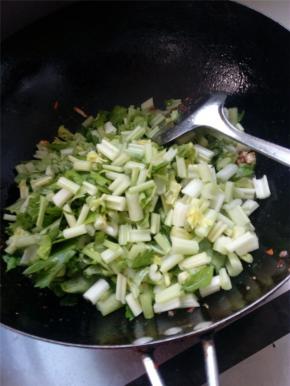 煮到肉丝金黄，倒入芹菜