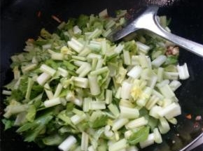 煮到肉丝金黄，倒入芹菜