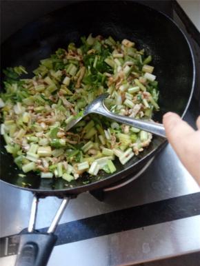 将芹菜和肉丝快速翻炒两分钟