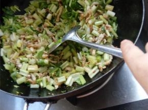 将芹菜和肉丝快速翻炒两分钟