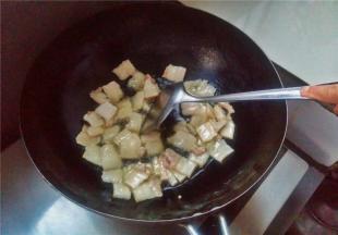 在锅中倒好油将肥肉煎5分钟