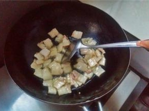 在锅中倒好油将肥肉煎5分钟