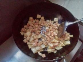 煎好肥肉，将瘦肉倒下去继续煎几分钟