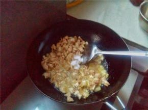 将肥瘦肉煎至金黄时放盐巴