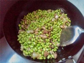 倒入青豆翻炒
