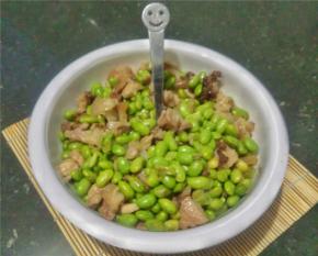 最后翻炒几分钟盖上锅盖，闷一会儿就可以出锅啦！享用美味吧！