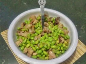 最后翻炒几分钟盖上锅盖，闷一会儿就可以出锅啦！享用美味吧！