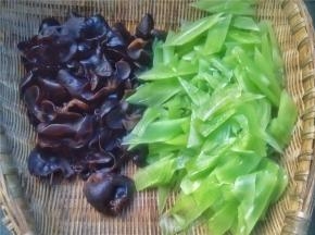 切好青笋片泡好木耳