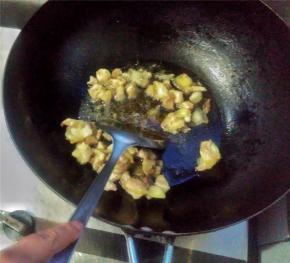 将青油倒入锅中热锅，将猪肉倒入锅中煎至金黄