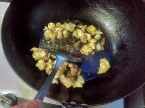 将青油倒入锅中热锅，将猪肉倒入锅中煎至金黄