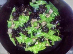 将青笋木耳倒入锅中翻炒