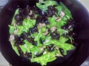 将青笋木耳倒入锅中翻炒