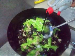  翻炒几分钟后倒入盐巴酱油