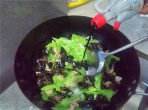  翻炒几分钟后倒入盐巴酱油