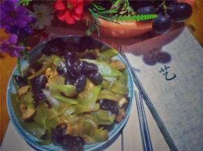 最后翻炒几分钟，装盘即可享用这道清香脆口的美食