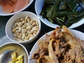 准备好食材，依依洗净