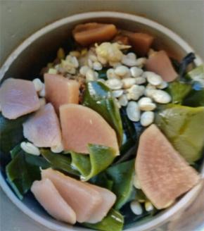 将鸭子雪豆海带放入高压锅中