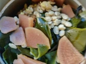 将鸭子雪豆海带放入高压锅中