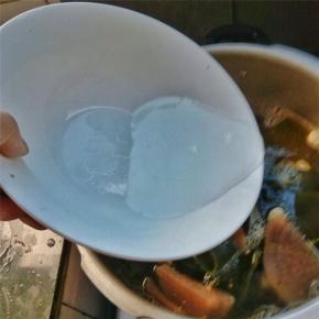 将一碗水倒入锅中，盖过食材