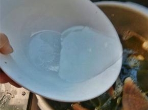 将一碗水倒入锅中，盖过食材