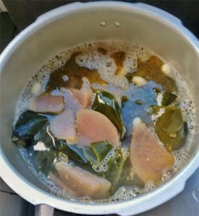 将食材泡水，盖上高压锅盖开始炖到高压锅冒大烟为止