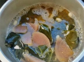 将食材泡水，盖上高压锅盖开始炖到高压锅冒大烟为止