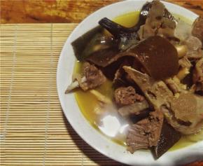 待炖好后，装盘上桌，慢慢享用美味鲜香滋补的老鸭汤吧