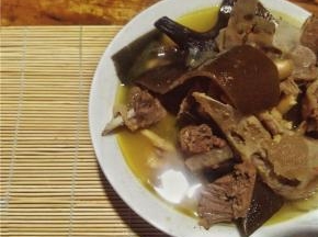 待炖好后，装盘上桌，慢慢享用美味鲜香滋补的老鸭汤吧