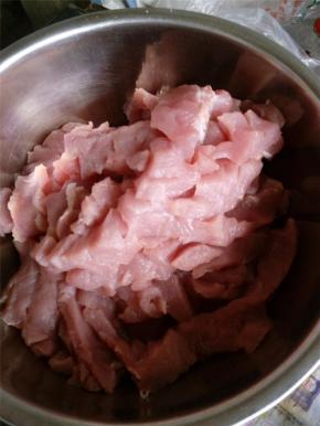 准备好里脊肉，将里脊肉切成条