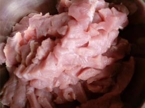 准备好里脊肉，将里脊肉切成条