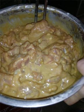 里脊肉切成条加入鸡蛋液中，加水、淀粉、面粉混合均匀