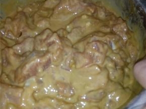 里脊肉切成条加入鸡蛋液中，加水、淀粉、面粉混合均匀