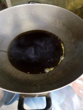 锅中倒油热锅，准备炸里脊