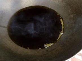 锅中倒油热锅，准备炸里脊