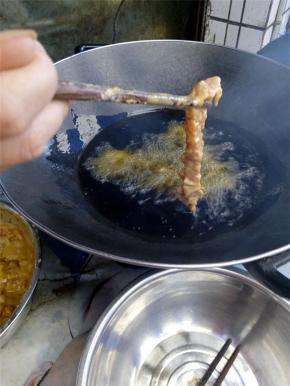 将里脊条放入锅中油炸