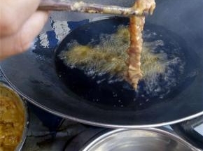 将里脊条放入锅中油炸
