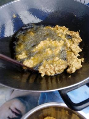 重复4的操作，至到将里脊炸到焦脆金黄