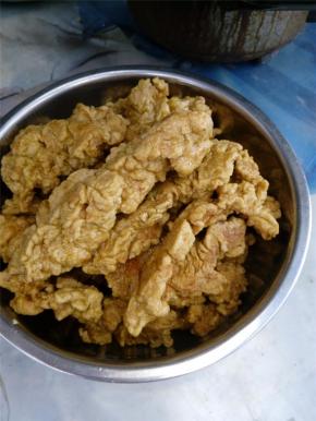 将里脊沥干放入碗中备用