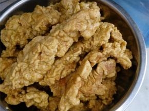 将里脊沥干放入碗中备用