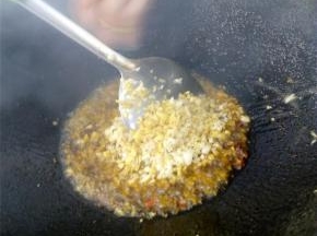 配料，将香油一大匙，料酒两大匙，醋两大匙，白糖两大匙，盐吧一匙，酱油一匙混合