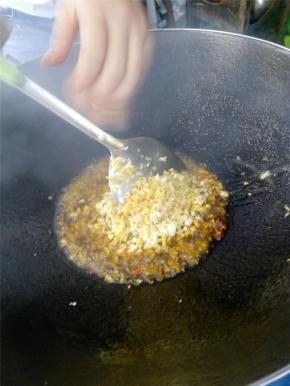 倒入姜蒜泥翻炒
