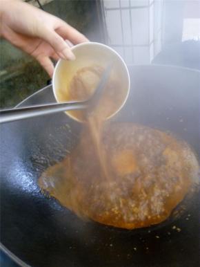 端来里脊肉，将锅中调料淋上