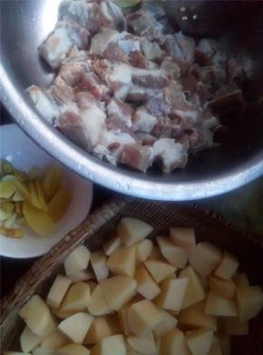 土豆切好，排骨洗净，准备姜蒜花椒