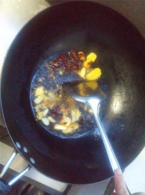 将剁碎的豆瓣酱和姜末炒匀，炒出香味，加入酱油炒匀