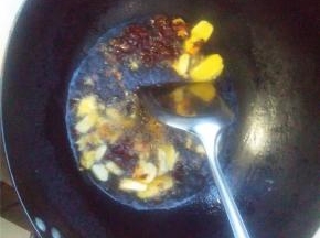 将剁碎的豆瓣酱和姜末炒匀，炒出香味，加入酱油炒匀