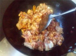 将排骨倒入锅中翻炒，炒至金黄