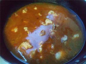 然后倒一碗冷水进去将排骨煮一下